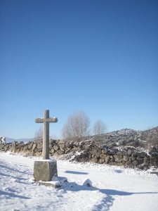 cruz con nieve